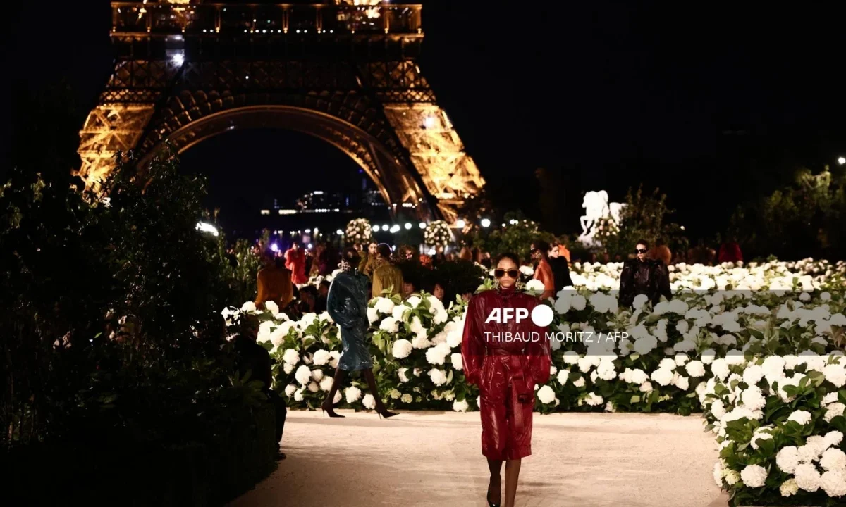 La Semana de la Moda de París abrió con desfiles de Victor Weinsanto, Julie Kegels y Saint Laurent, marcando nueva etapa creativa.