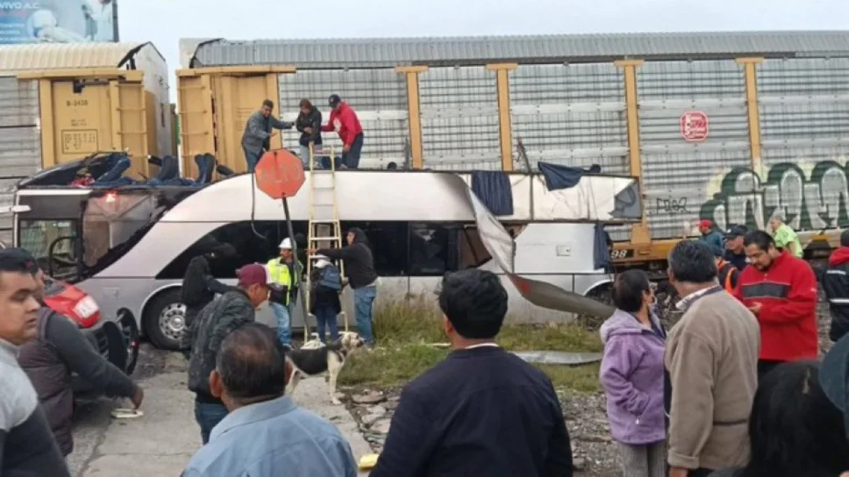 Protección Civil del Edomex confirmó la muerte de 10 pasajeros y 46 heridos tras el impacto del autobús con el tren.