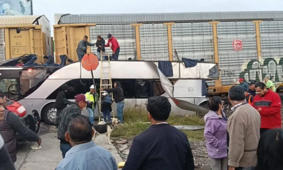 Protección Civil del Edomex confirmó la muerte de 10 pasajeros y 46 heridos tras el impacto del autobús con el tren.