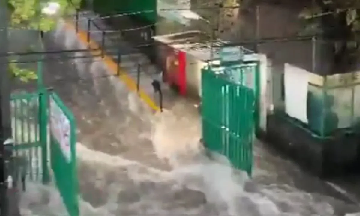 La tormenta que se registró esta tarde en la zona oriente del Valle de México, alcanzó al municipio de Los Reyes La Paz, Estado de México.