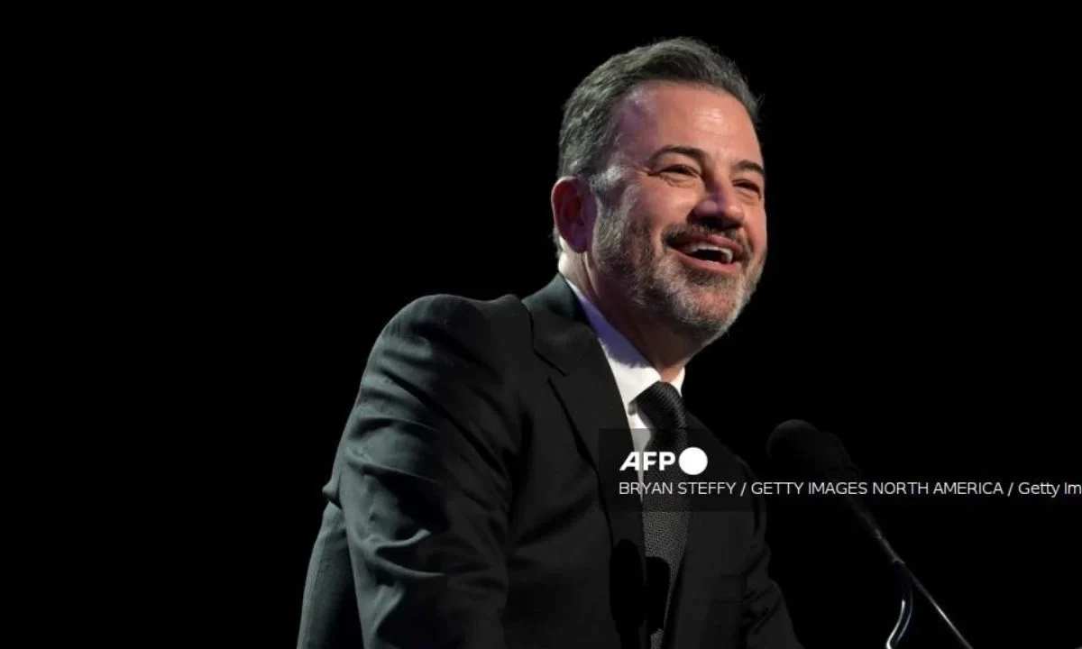 Jimmy Kimmel regresa a su programa nocturno tras cancelación.
