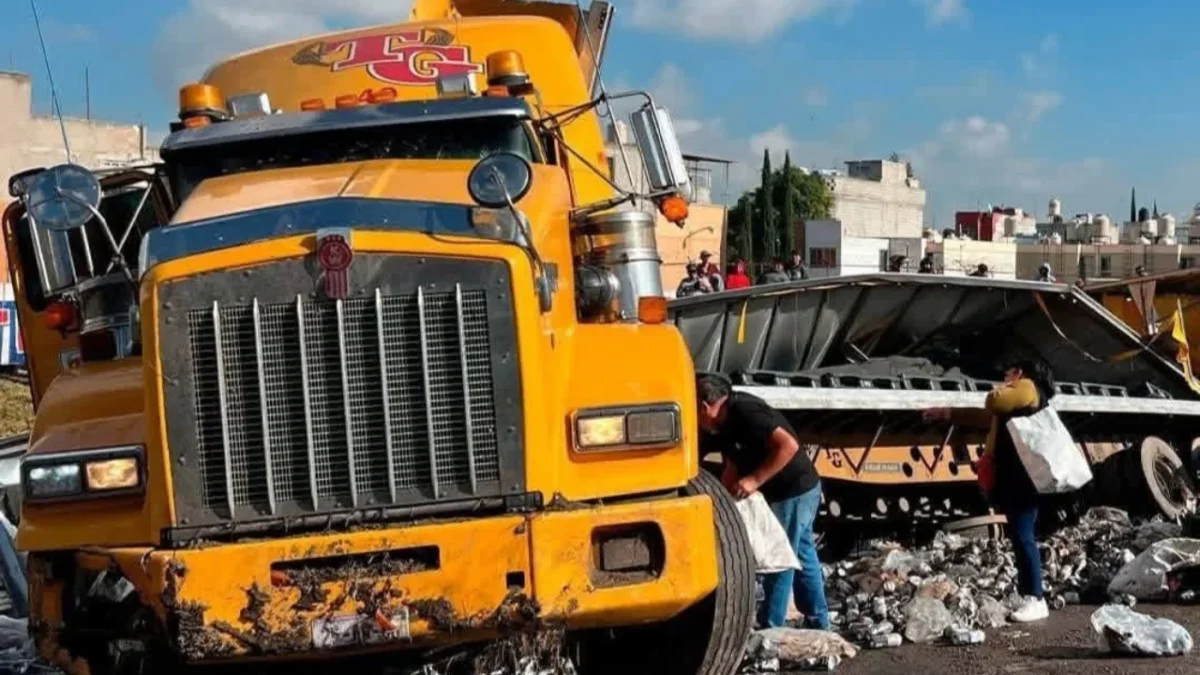 Decenas de personas saquean cajas de cerveza tras el vuelco de un camión de cerveza en la autopista México-Pirámides.