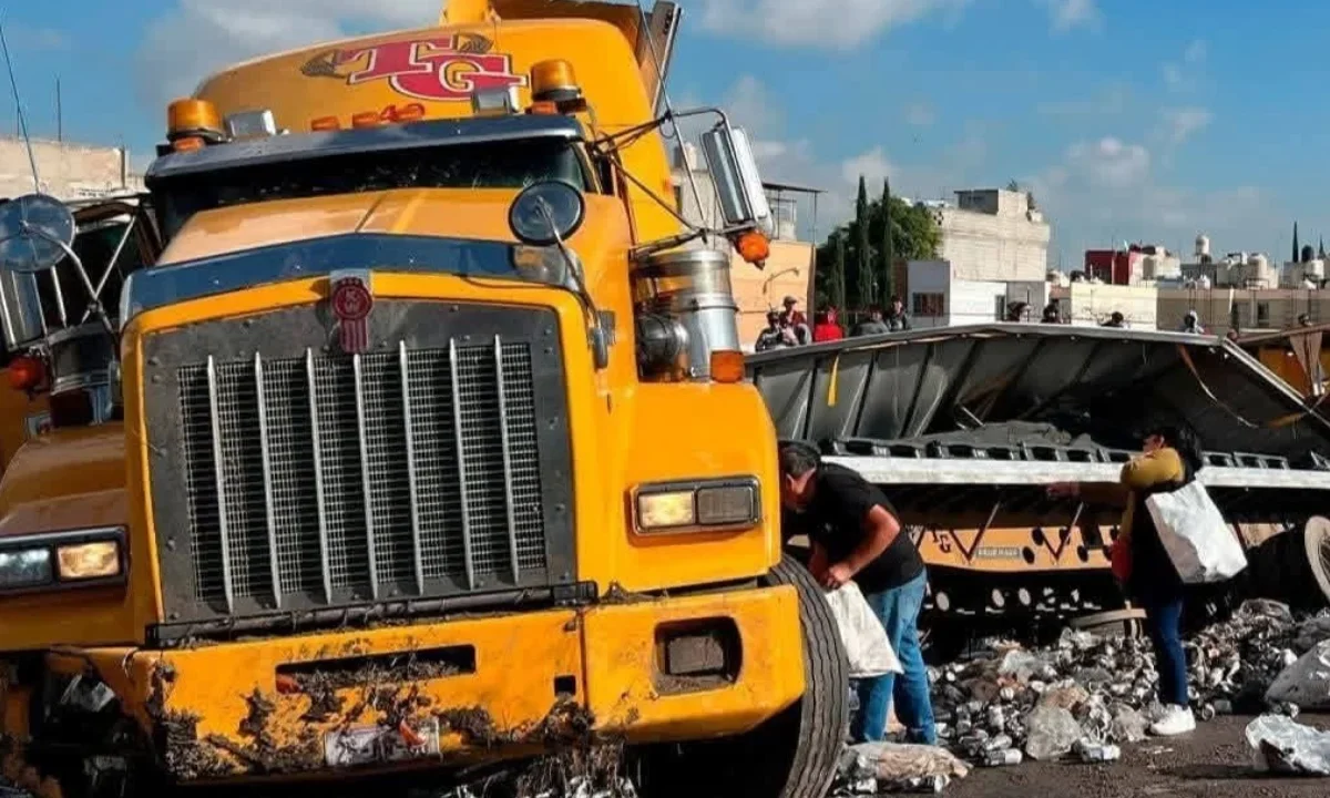 Decenas de personas saquean cajas de cerveza tras el vuelco de un camión de cerveza en la autopista México-Pirámides.