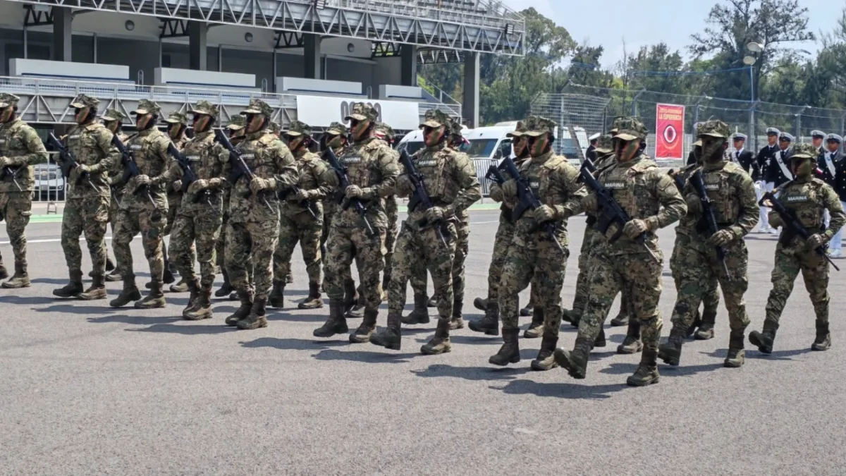 El almirante Raymundo Morales revisó a los marinos que participarán en el Desfile Militar del 16 de septiembre de la Fuerza de Tarea México.