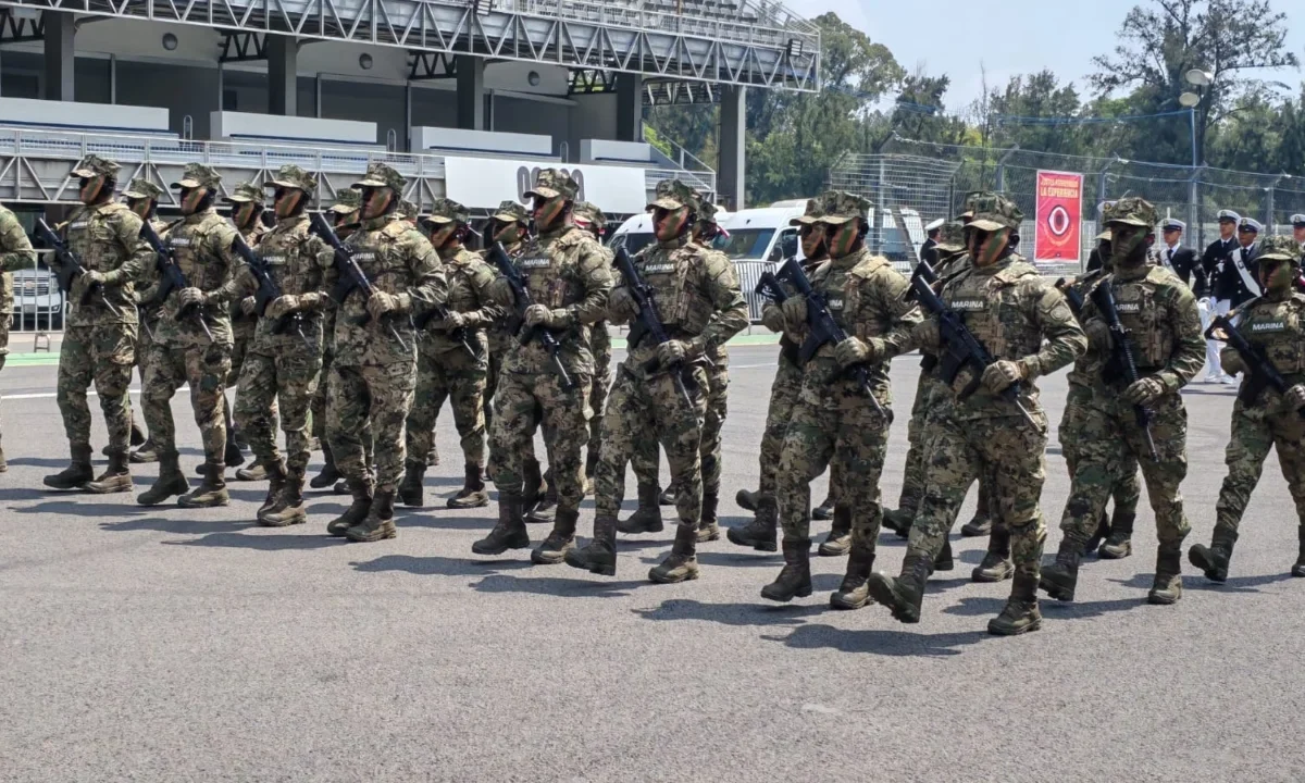El almirante Raymundo Morales revisó a los marinos que participarán en el Desfile Militar del 16 de septiembre de la Fuerza de Tarea México.