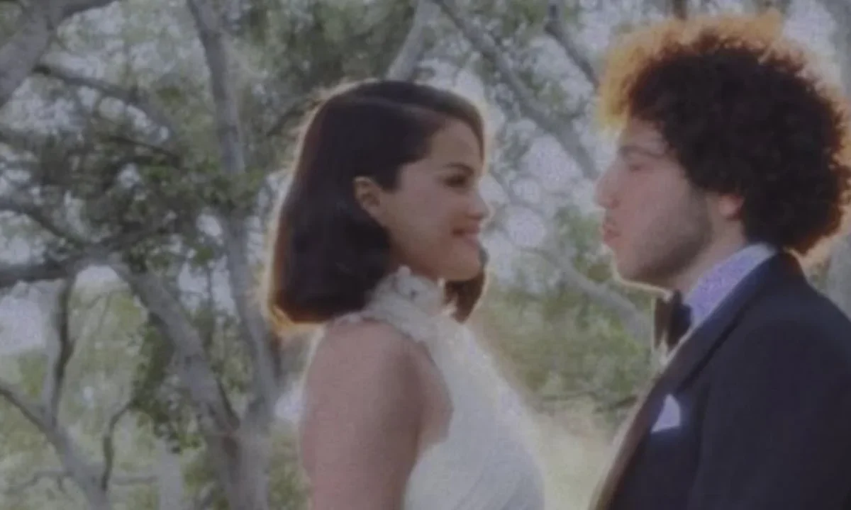 Selena Gómez y Benny Blanco hicieron pública su relación en 2023 y ahora optan por una celebración privada para su boda en California.