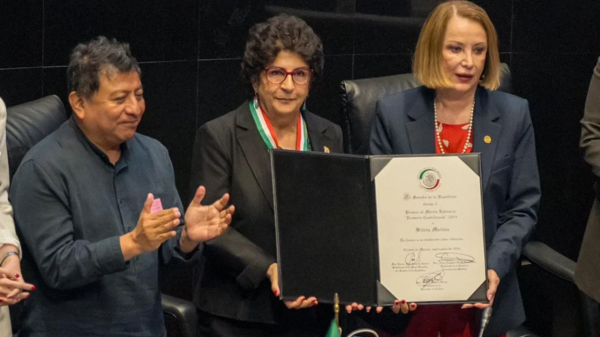 Silvia Molina recibe el premio Rosario Castellanos de manos de la presidenta del Senado de la República