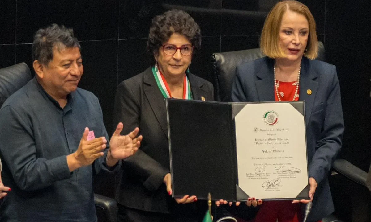 Silvia Molina recibe el premio Rosario Castellanos de manos de la presidenta del Senado de la República