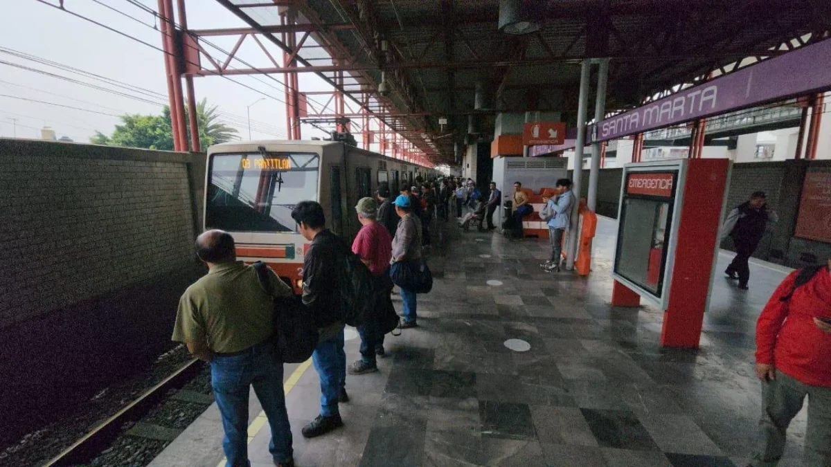 Personal del Metro trabaja para restablecer el servicio en la Línea A tras la suspensión por filtración de agua.