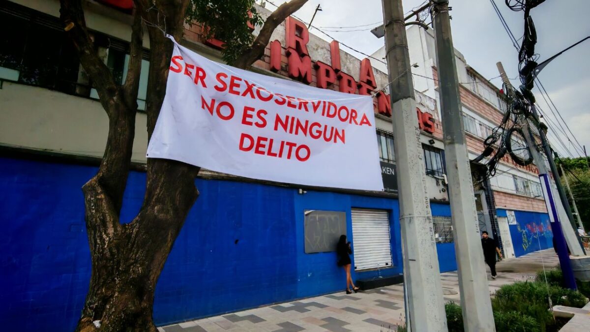 En calzada de Tlalpan, hay mantas donde las trabajadoras sexuales lamentan ser excluidas del proyecto la ciclovía La Gran Tenochtitlán.