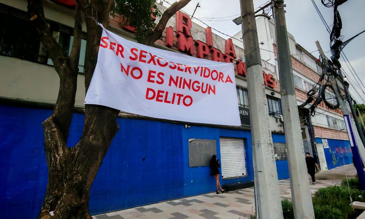 En calzada de Tlalpan, hay mantas donde las trabajadoras sexuales lamentan ser excluidas del proyecto la ciclovía La Gran Tenochtitlán.