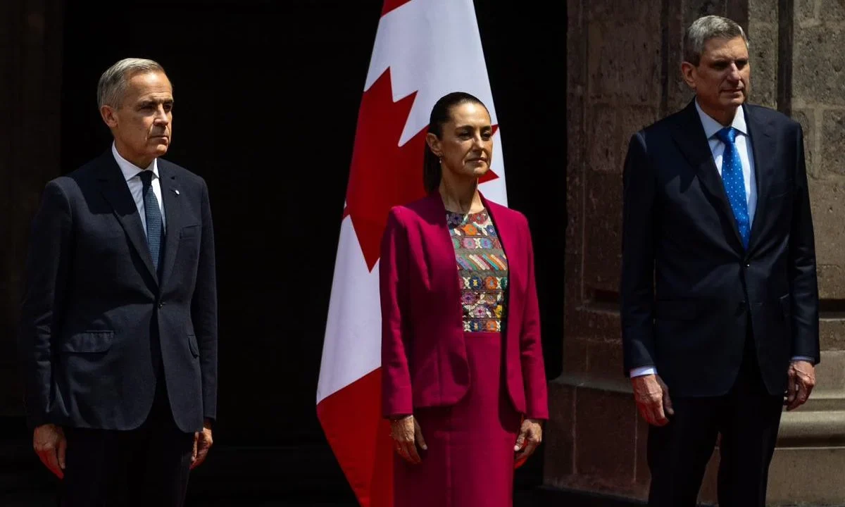 Sheinbaum recibe al premier de Canadá Mark Carney, intercambian presentes