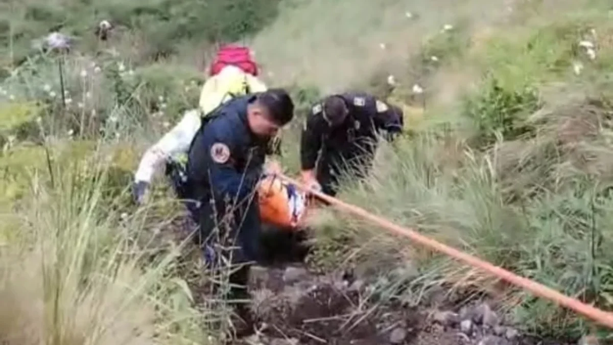 Policías y paramédicos del ERUM descendieron con cuerdas al cráter del volcán Xitle y rescatan a un hombre lesionado.