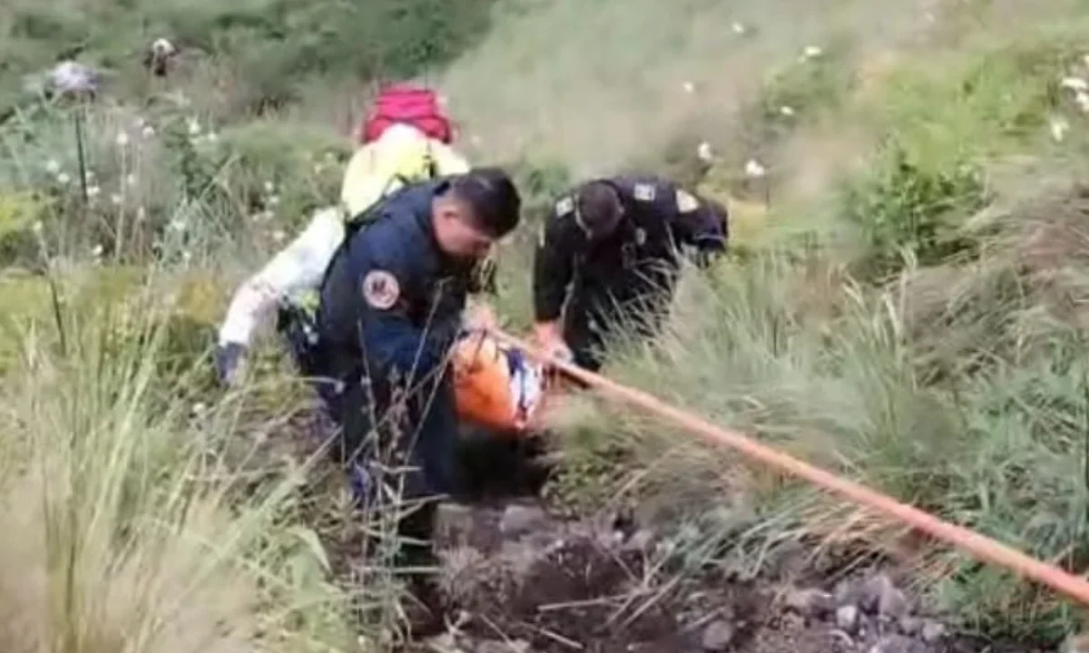 Policías y paramédicos del ERUM descendieron con cuerdas al cráter del volcán Xitle y rescatan a un hombre lesionado.