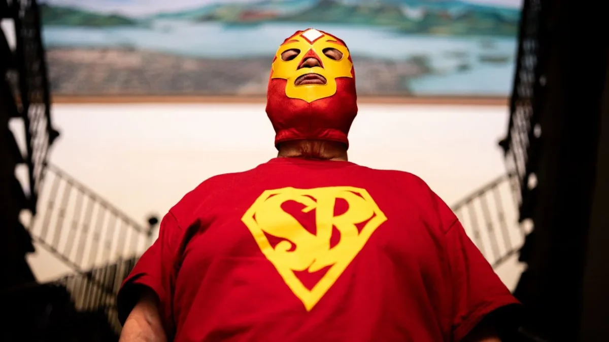 Con su máscara en colores rojo y amarillo, 'Superbarrio', personaje surgido de la Asamblea de Barrios, dijo que la pelea debe ser diaria por una sociedad justa.