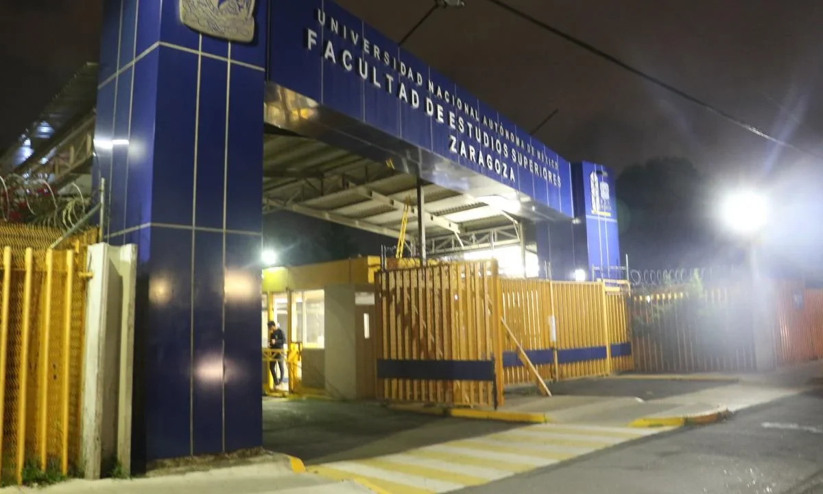 Suspenden actividades en la FES Zaragoza tras la explosión de una pipa de gas en el Puente de la Concordia.