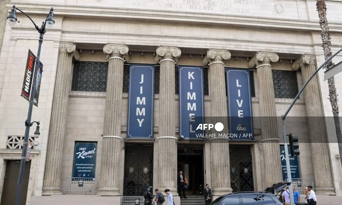 El lunes, Jimmy Kimmel habló en vivo sobre la muerte de Charlie Kirk, asegurando que la derecha intenta explotar políticamente el hecho.