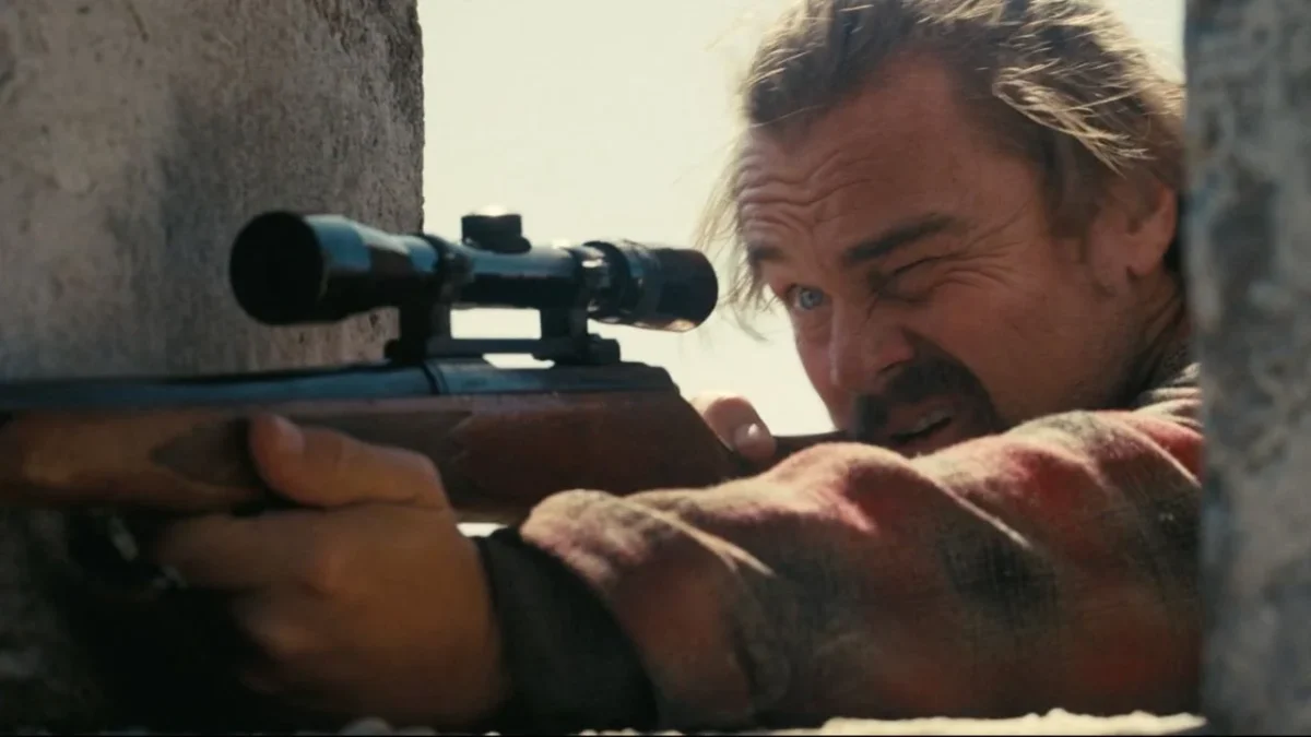 La película 'Una batalla tras otra' se adentra en el terreno del thriller de acción, pero sin renunciar a lo que lo define.
