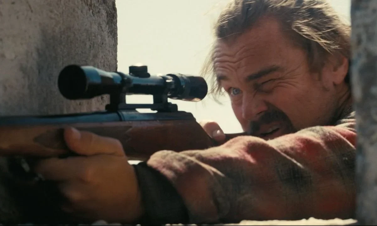 La película 'Una batalla tras otra' se adentra en el terreno del thriller de acción, pero sin renunciar a lo que lo define.