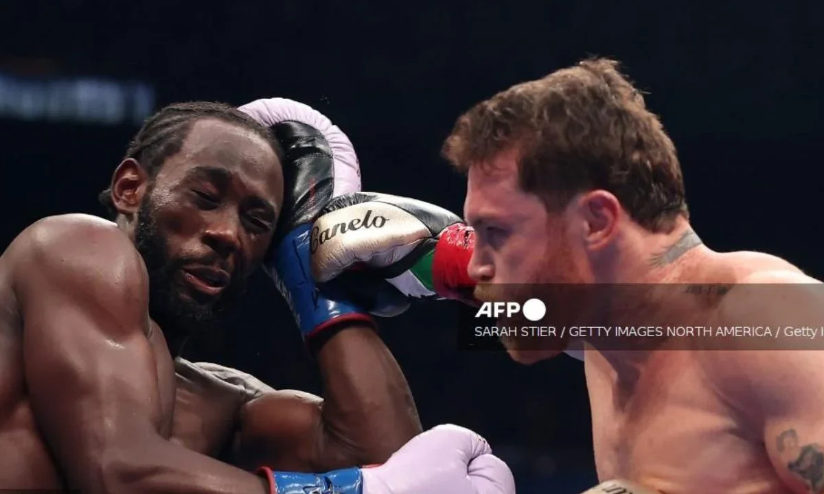 Terence Crawford le devuelve sus cinturones al Canelo Álvarez tras vencerlo