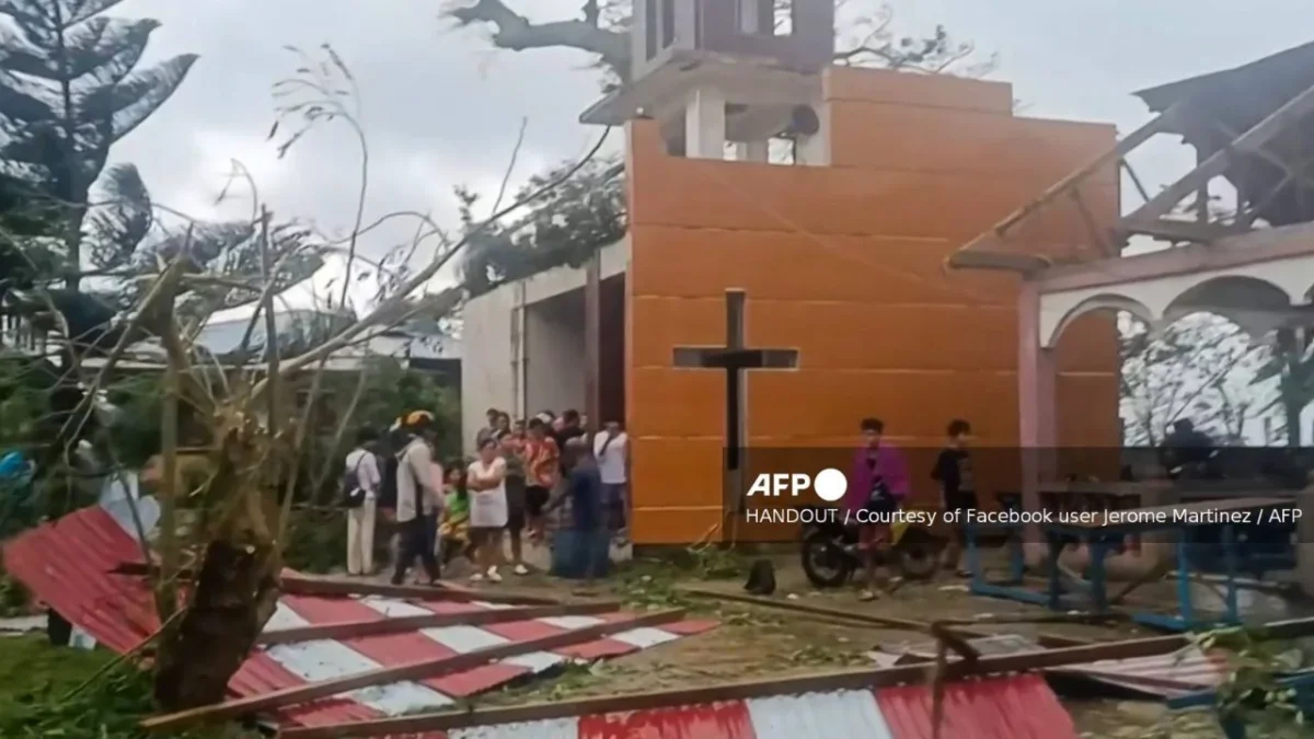 El tifón Bualoi perdió fuerza tras tocar tierra en Filipinas y continúa su trayectoria hacia el noroeste del país sin afectar la capital.