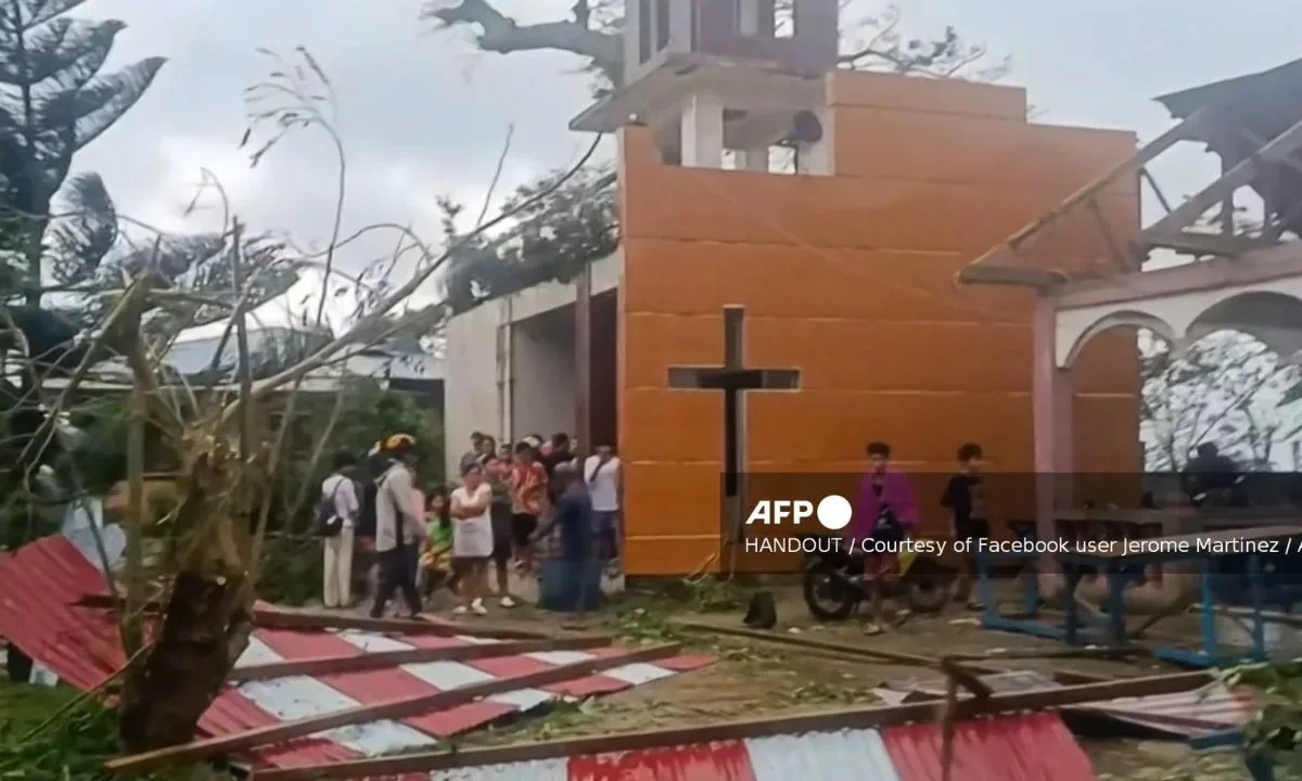 El tifón Bualoi perdió fuerza tras tocar tierra en Filipinas y continúa su trayectoria hacia el noroeste del país sin afectar la capital.