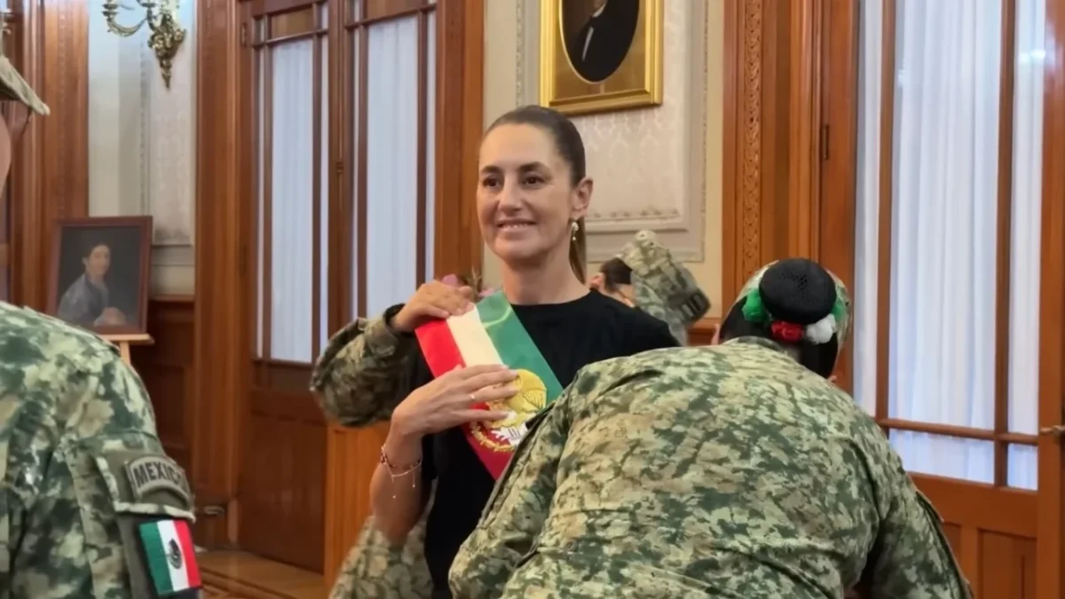 Miles de capitalinos llegaron al Zócalo para presenciar el estreno de la banda presidencial de Claudia Sheinbaum.