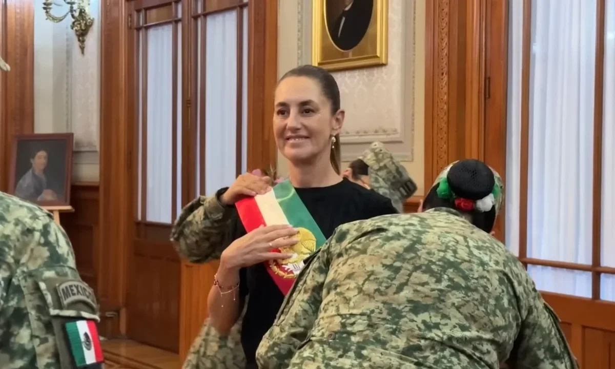 Miles de capitalinos llegaron al Zócalo para presenciar el estreno de la banda presidencial de Claudia Sheinbaum.