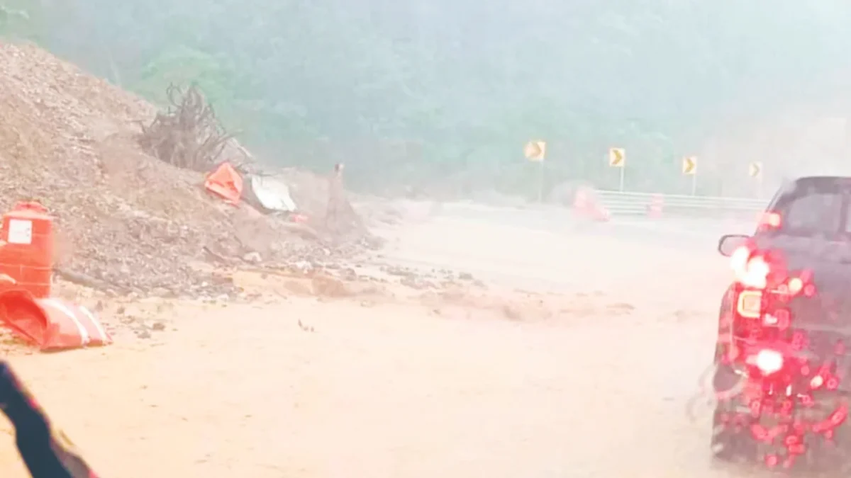 Deslaves y encharcamientos bloquean carreteras en Chiapas tras las intensas lluvias provocadas por la tormenta tropical Narda.