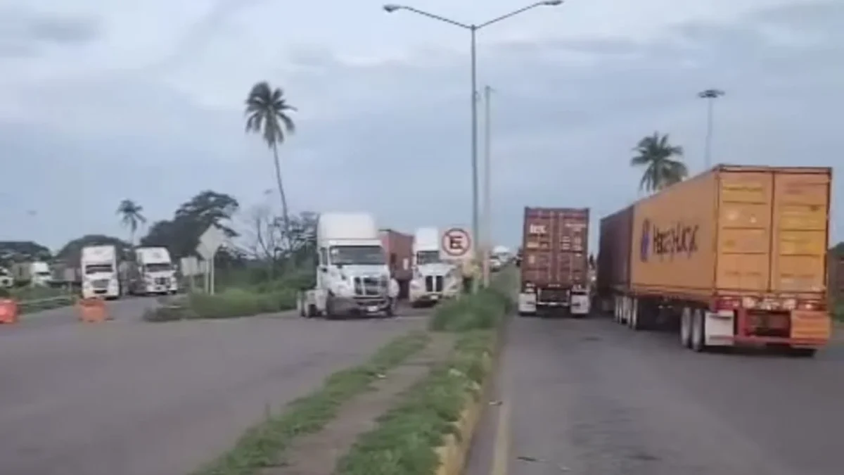 Transportistas de carga bloquearon el Puerto de Lázaro Cárdenas, Michoacán, para denunciar inconformidades contra la Aduana del Puerto.