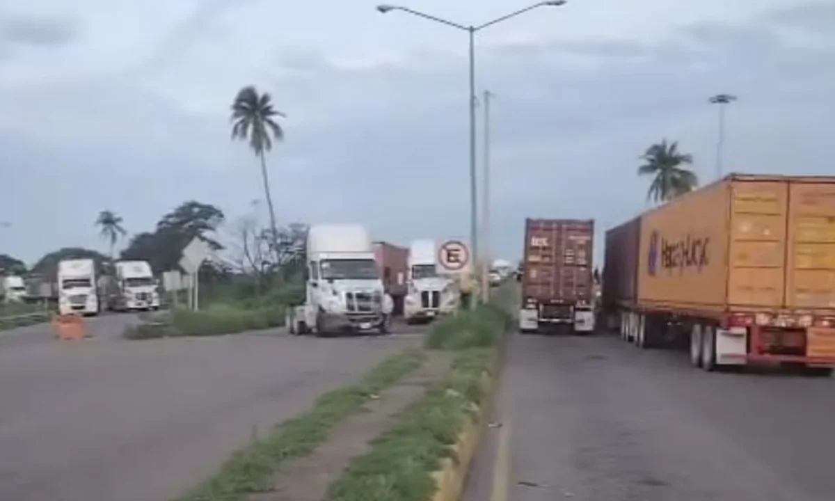 Transportistas de carga bloquearon el Puerto de Lázaro Cárdenas, Michoacán, para denunciar inconformidades contra la Aduana del Puerto.