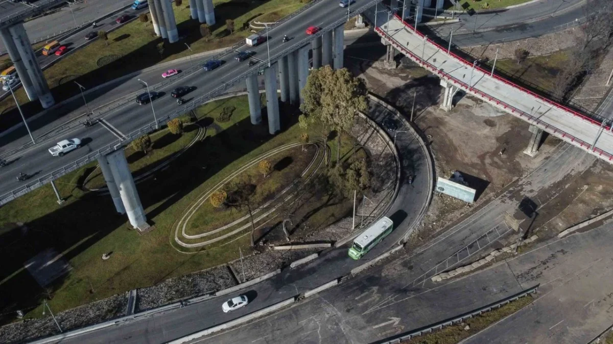 Tras las inundaciones por fuertes lluvias, autoridades capitalinas atienden la formación de un socavón en la zona del Puente de la Concordia.