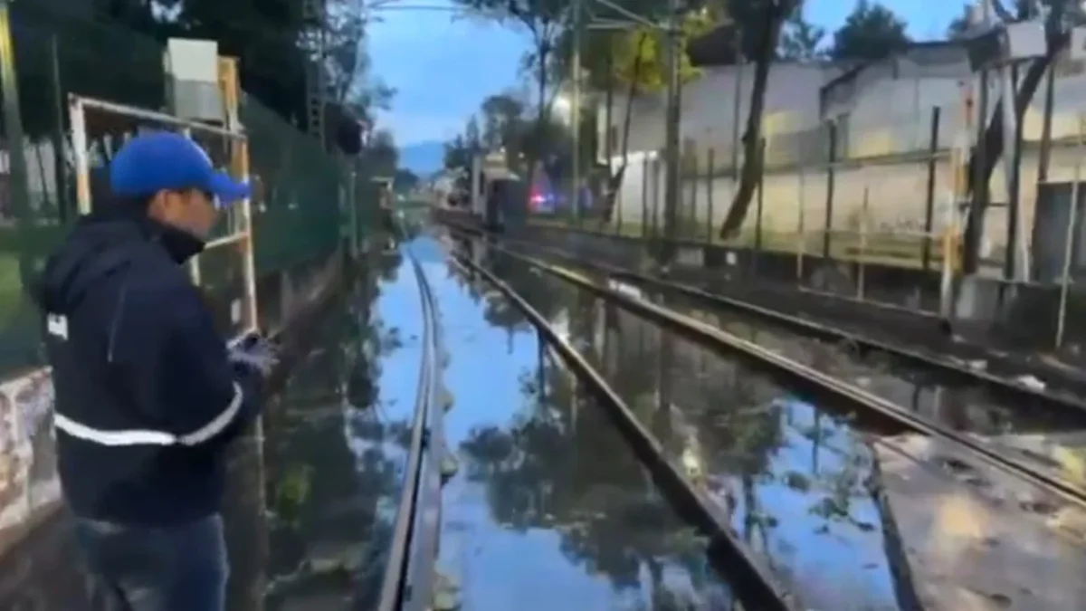 El Tren Ligero amaneció sin servicio hacia Xochimilco por inundaciones, mientras Periférico Sur registró severos encharcamientos tras las lluvias.