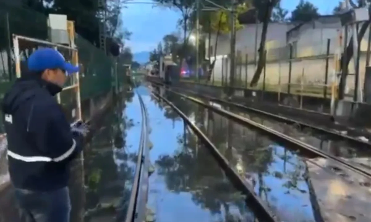 El Tren Ligero amaneció sin servicio hacia Xochimilco por inundaciones, mientras Periférico Sur registró severos encharcamientos tras las lluvias.