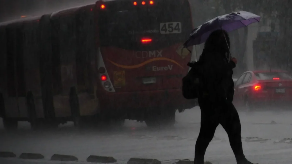 Inundaciones en Calzada Ignacio Zaragoza y otras zonas de Iztapalapa obligan a la Secretaría de Protección Civil a alertar a la población.
