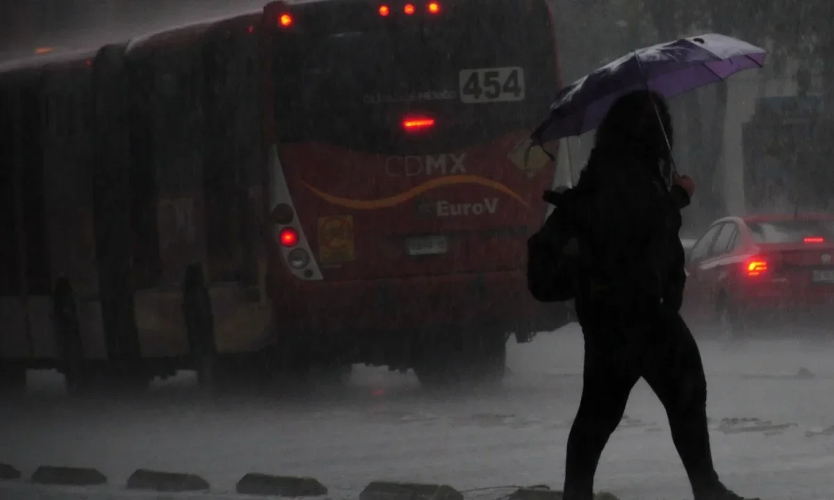 Inundaciones en Calzada Ignacio Zaragoza y otras zonas de Iztapalapa obligan a la Secretaría de Protección Civil a alertar a la población.