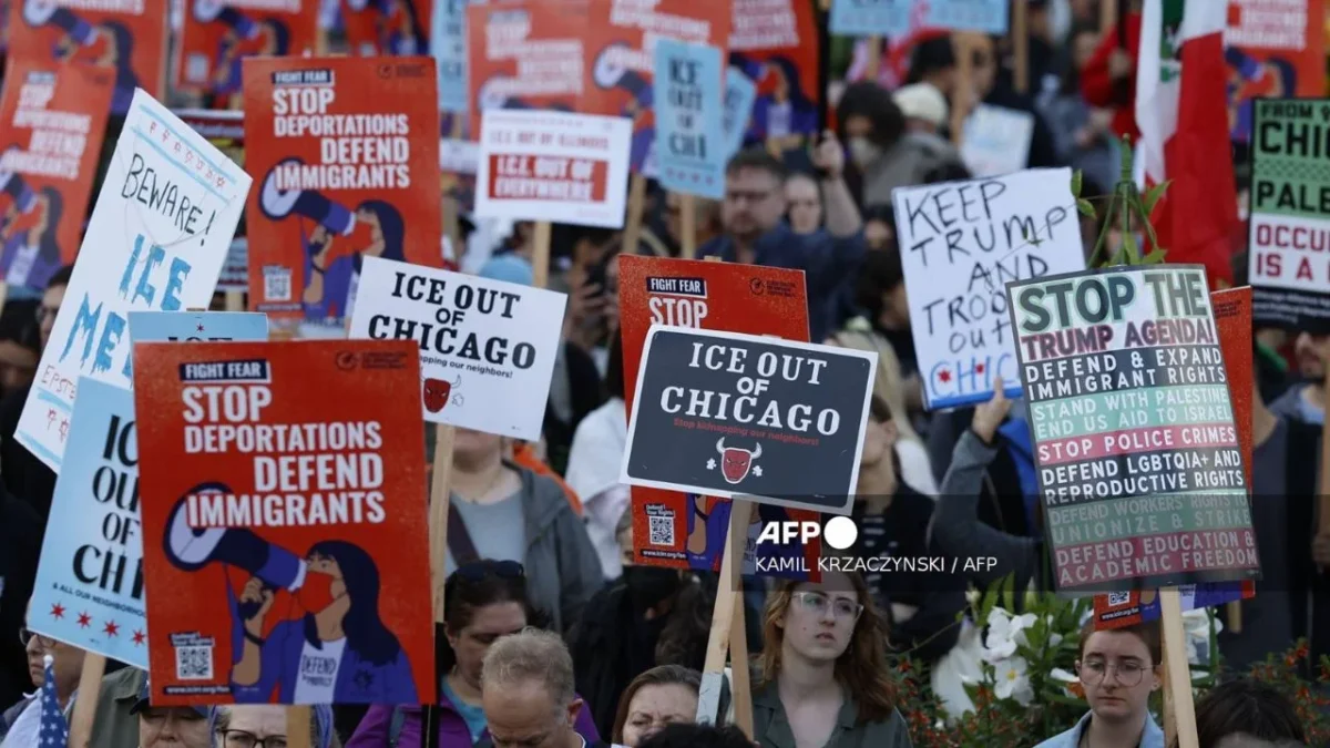 En Truth Social, Trump continúa reafirmando su política de redadas y deportaciones, mientras los demócratas en Chicago lo llaman 'dictador'.