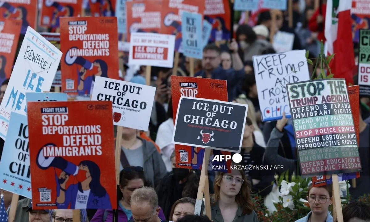 En Truth Social, Trump continúa reafirmando su política de redadas y deportaciones, mientras los demócratas en Chicago lo llaman 'dictador'.