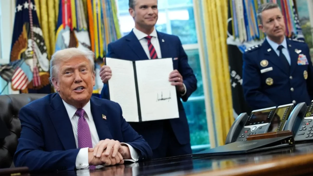 Donald Trump firmó este viernes un decreto que rebautiza el Departamento de Defensa como el Departamento de Guerra.