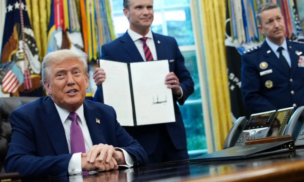 Donald Trump firmó este viernes un decreto que rebautiza el Departamento de Defensa como el Departamento de Guerra.