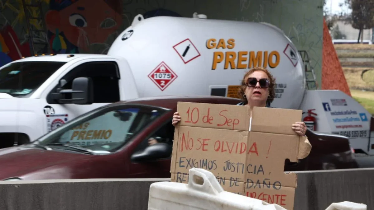 Con comida, agua y traslados gratuitos, muchos voluntarios ofrecen ayuda a los familiares de los heridos por explosión de pipa en Iztapalapa.