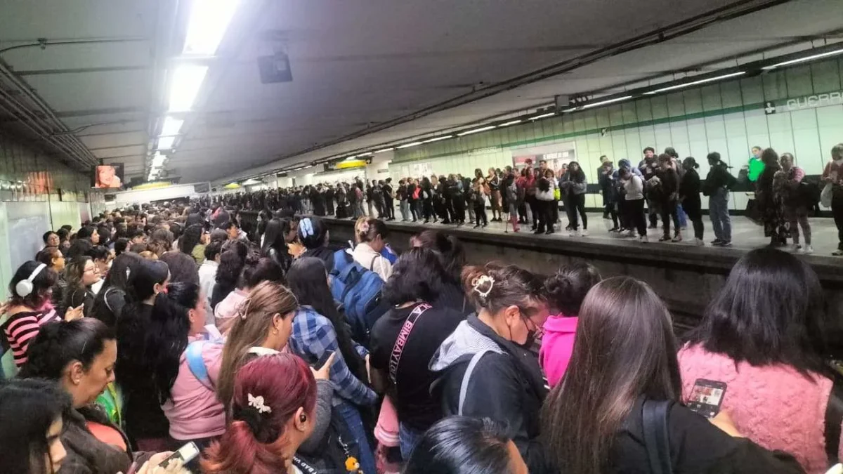 Usuarios reportan retrasos y lentitud de trenes en la Línea 3 del Metro de la CDMX.