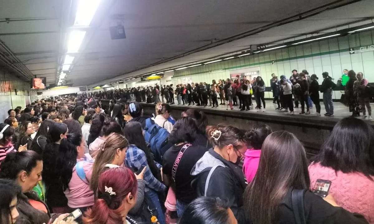 Usuarios reportan retrasos y lentitud de trenes en la Línea 3 del Metro de la CDMX.
