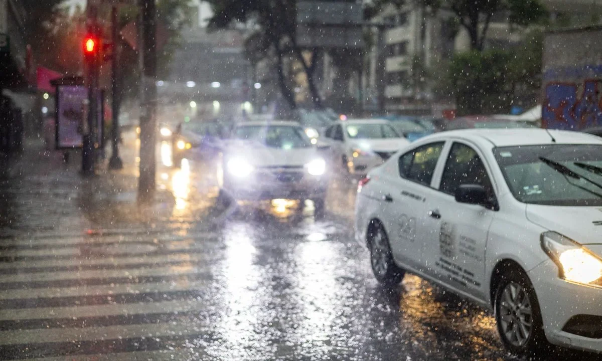 La alerta amarilla estará vigente hasta las 22:00 horas de este sábado, por lo que Protección civil pidió a ciudadanos tomar precauciones.