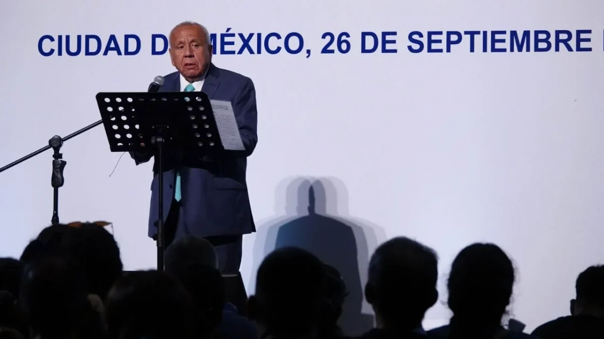 El ex comisionado del INM, Francisco Garduño se mantuvo impasible y con la mirada baja y hacia una pantalla durante su disculpa pública.