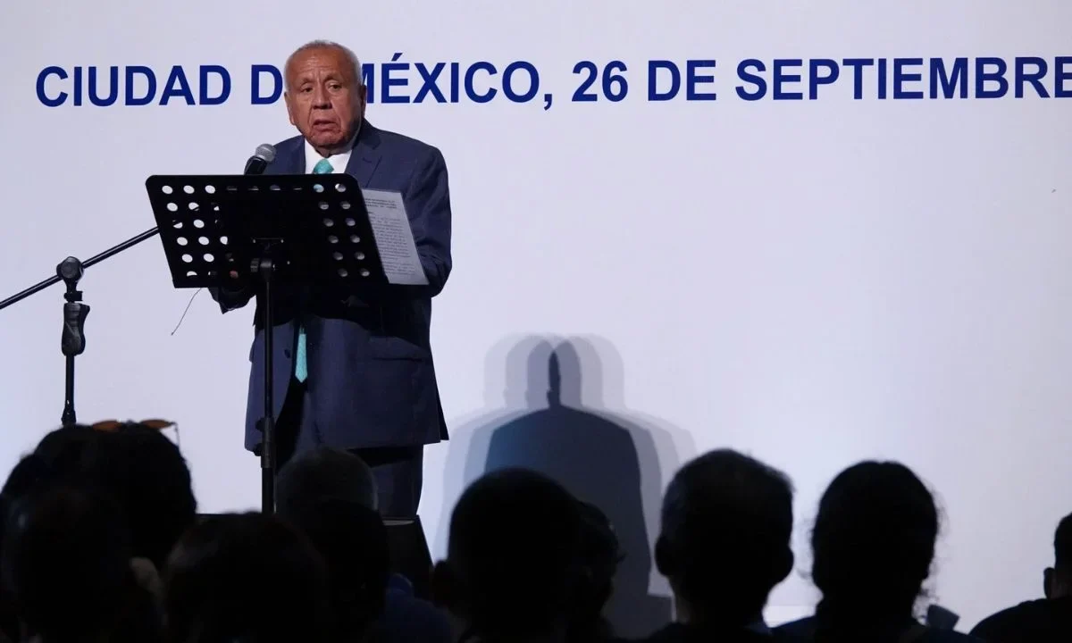 El ex comisionado del INM, Francisco Garduño se mantuvo impasible y con la mirada baja y hacia una pantalla durante su disculpa pública.