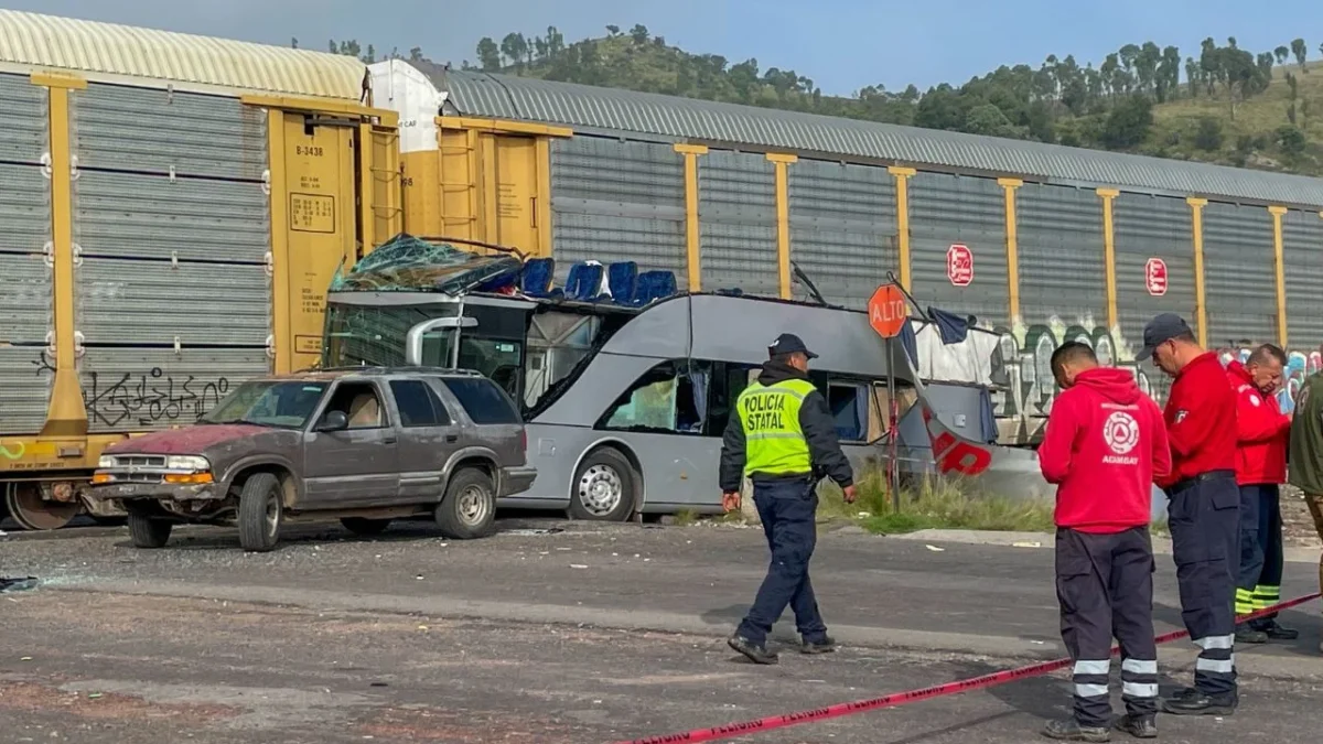Tren impacta camión de pasajeros en la carretera Atlacomulco–Maravatío