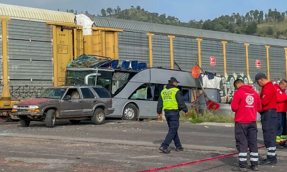 Tren impacta camión de pasajeros en la carretera Atlacomulco–Maravatío