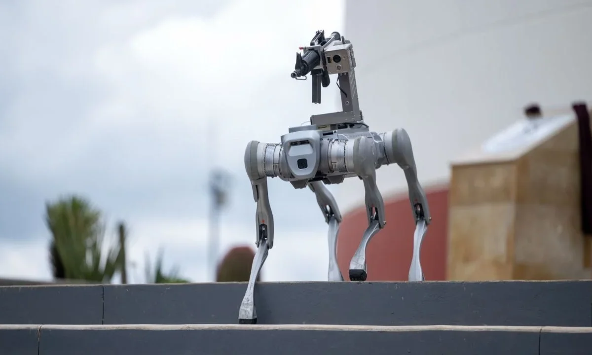 El Gobierno de Zacatecas estrenó el C5i y un perro robot armado con fusil AR-15.