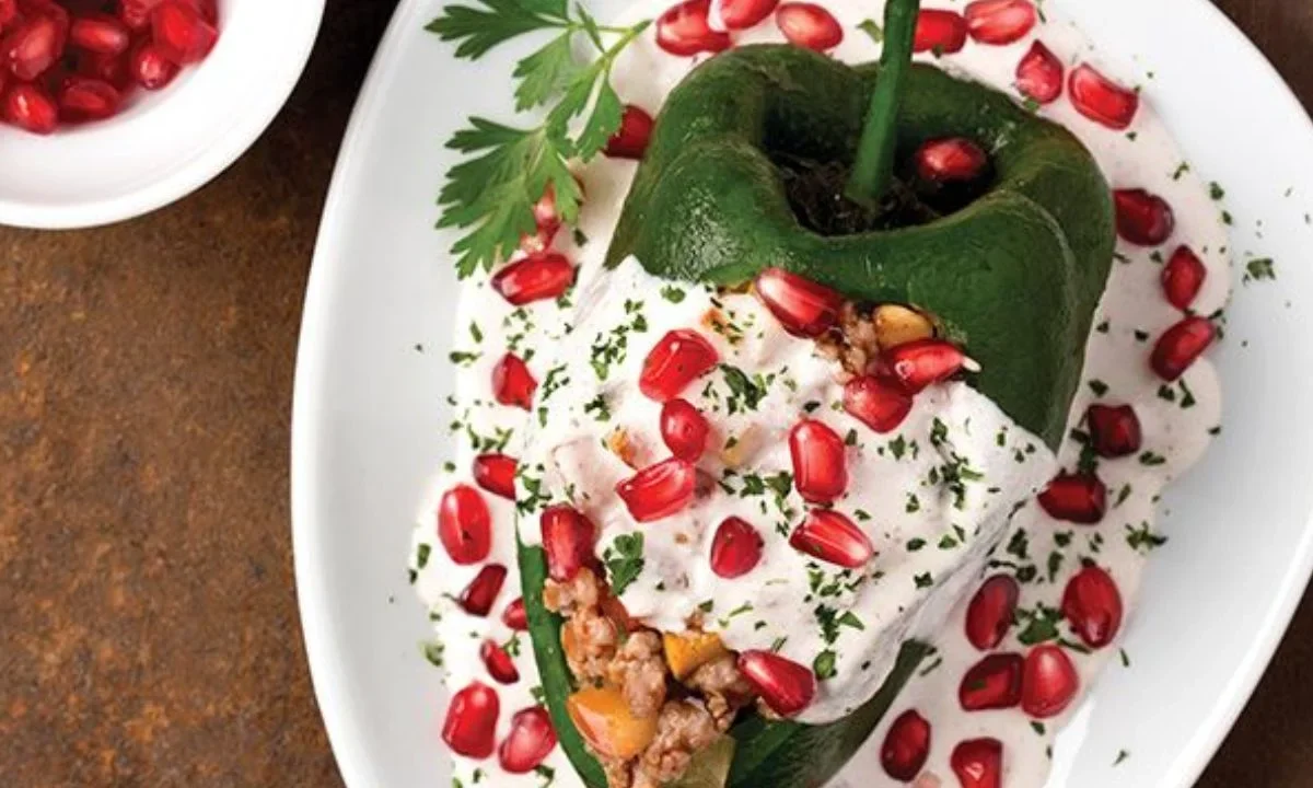 Este 15 de septiembre, la nogada: salsa blanca hecha de nuez de castilla , leche y queso fresco se roba la atención en la mesa mexicana.